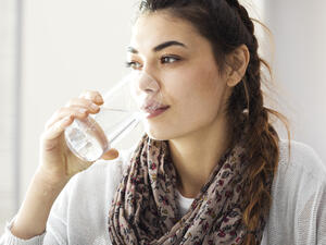 شرب الماء بكثرة يساعد على نضارة البشرة، وترطيب الجسم
