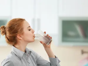 اجعل من تناول الماء قبل وبعد الطعام روتيناً دائماً