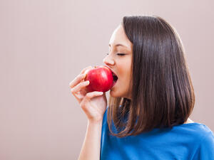 يمكن أكل التفاح بصورته الطبيعية لتسمين الوجه

