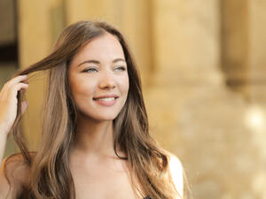 الشّعر الصّحي والجميل يمنحُ الثّقة للسّيدة

