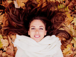 قصّي شعرك إذا كان ضعيفاً وخصوصاً في الخريف

