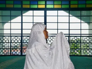 المرأة الحائض تبقى على إحرامها، ولا بأس أن تغيِّر ملابسها