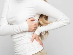 من أعراض رمل الكلى عدم استقرار المعدة نتيجة الشعور بالغثيان في بعض الحالات