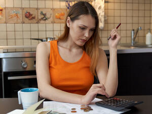 مع ارتفاع الأسعار على ربة المنزل أن تعرف طرق لتوفير المال بمطبخها