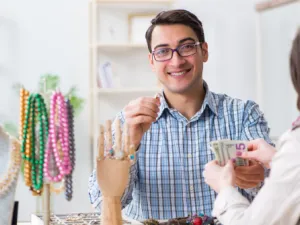 أصحاب برج القوس يتصورون أن سعادتهم تكمن في إنفاق المال