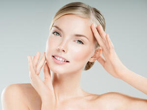 خلال فترة تحضير بشرتك، هو تطبيق الكريمات المضادة للبقع الداكنة والخلايا الميتة
