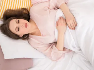 اذهب إلى النَّوم في وقتٍ أبكر من المُعتاد بشكلٍ تدريجي