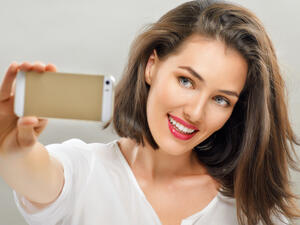 إفراطك في التواصل مع الرجال على وسائل التواصل يشعرهم بالإزعاج

