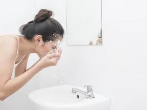 يقلل الماء البارد من حدوث التورمات والانتفاخ في الجفون والوجه