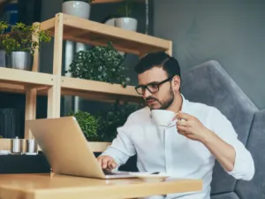 احرص على الجلوس على مقعدٍ و مكتب مريحٍ

