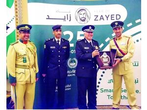 عبدالله المري مكرّما الوفود المشاركة في حفل تخريج المرشحين.