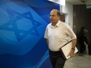 وزير الدفاع الاسرائيلي يوجه تهديدا مبطنا للعلماء النوويين الايرانيين
