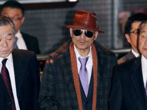 كينيشي شينودا (الوسط) زعيم أكبر الجماعات الإجرامية اليابانية ياماغوشي غومي، بعد الإفراج عنه من السجن عام 2011
