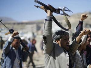 منع مسؤول حكومي من دخول مكتبه بعدن واشتباكات شرق المدينة
