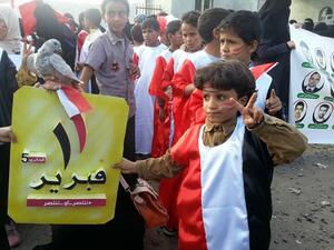 أشعلت مدينة تعز شعلتها وسط مسيرات ضخمة في حين اكتفت مأرب بمهرجان خطابي