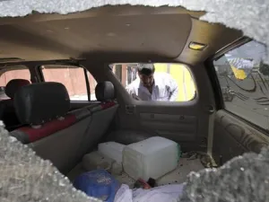 قتل 30 مدنيا بقرية يمنية في هجوم لطائرات هليكوبتر