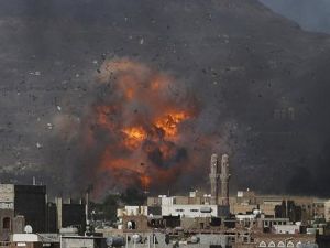 انفجارات عنيفة تهز مدينة الحديدة اليمنية جراء غارات للتحالف العربي