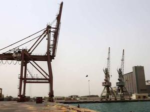 الحوثيون في اليمن يحتجزون 10 سفن نفطية وتجارية