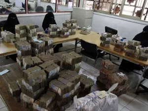 الحوثيون يطبعون 3 تريليونات ريال يمني دون غطاء قانوني