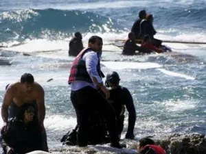 غرق سفينة يمنية تقل 60 شخصا بالقرب من ساحل سقطري