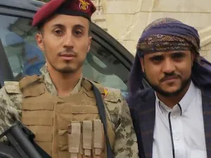  نجل الرئيس المخلوع مرتدياً البزة العسكرية ومتقلداً سلاحه الرشاس 