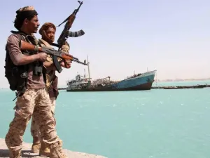 أحد جنود قوات الشرعية على ساحل البحر الأحمر باليمن - ارشيف