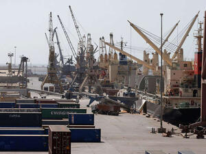 المعاملات التجارية في ميناء الحديدة اليمني تراجعت إلى النصف