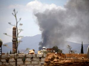 الحوثيون قالوا إن غارات التحالف استهدفت مقار وزارتي الداخلية والدفاع في صنعاء 
