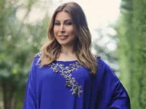 ارتدت الفنانة اللبنانية "يارا" عباية زرقاء بسيطة وأنيقة