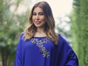 ارتدت الفنانة اللبنانية "يارا" عباية زرقاء بسيطة وأنيقة