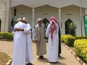 Muslims opened the doors to their mosques and homes (Twitter)