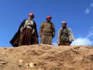 Yazidi men overlook a mass grave of Yazidi victims killed by Daesh. (AFP/File) 