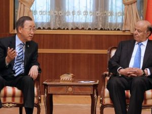 بان كي مون خلال اجتماعه والرئيس اليمني/أ.ف.ب