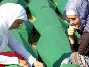  سربرنيتسا، مجزرة شهدتها البوسنة والهرسك سنة 1995 على أيدي القوات الصربية 