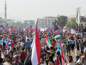 آلاف اليمنيين يتظاهرون في عدن