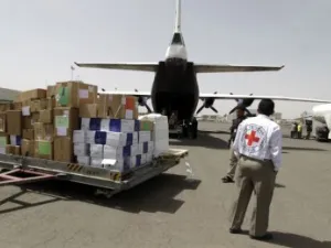  ايصال المساعدات الطبية الأساسية إلى المنطقة المحاصرة في مدينة تعز