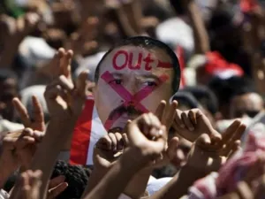 الامين العام لمجلس التعاون الخليجي غادر صنعاء بعدما فشل في الحصول على توقيع الرئيس صالح لتسوية الازمة.