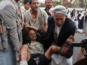 نقل مصاب من الغارات الجوية للتحالف العربي بقيادة السعودية على اليمن