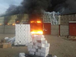 الحريق شب في مخازن الغذاء العالمي التابع للأمم المتحدة، الواقعة في منطقة “كيلو 7″ في مدينة “الحديدة”