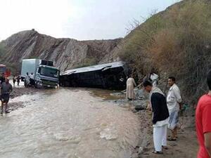 تشهد أجواء عدة محافظات يمنية أمطاراً غزيرة مصحوبة بأعاصير، ضمن تأثيرات إعصار “مكونو”