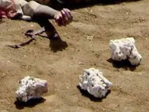 رجم امرأة حتى الموت بتهمة الزنى والقوادة في "المكلا"