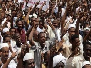 رغم إعلان البشير يوم الجمعة الماضي، حالة الطوارئ إلا أن السودانيين يواصلون التظاهر