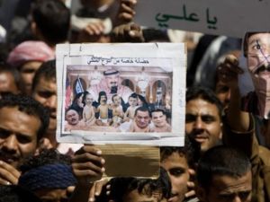 متظاهرون يمنيون يرفعون صورة ساخرة للحكام العرب 