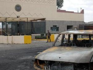 جندي يقف حراسة امام السفارة الامريكية في صنعاء