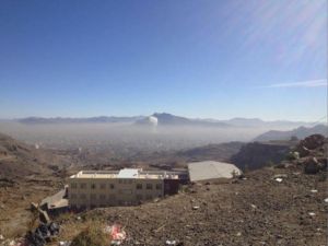 الدخان يتصاعد من وزارة الدفاع اليمنية بعد الهجوم الإنتحاري الذي تعرضت له