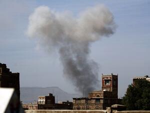 Smoke billows behind a building following a reported air strike by the Saudi-led coalition in the Yemeni capital Sanaa on January 22, 2017. (AFP/Mohammed Huwais)