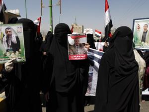 Yemeni women supporting the Houthi rebels demonstrate against Saudi-led coalition air strikes, outside a hotel where the United Nations envoy for Yemen, Ismail Ould Cheikh Ahmed, is staying, in the Yemeni capital Sanaa, on October 25, 2016. (AFP/Mohammed Huwais)