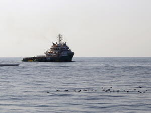 سفينة صغيرة لنقل الركاب، تعطلت مساء الأحد، وعلى متنها 96 شخصا