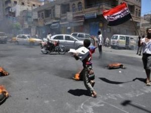 متظاهرون يحرقون اطارات السيارات في احد شوارع مدينة تعز