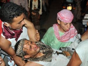 أحد ضحايا إعتداءات القوات اليمنية على المتظاهرين في تعز